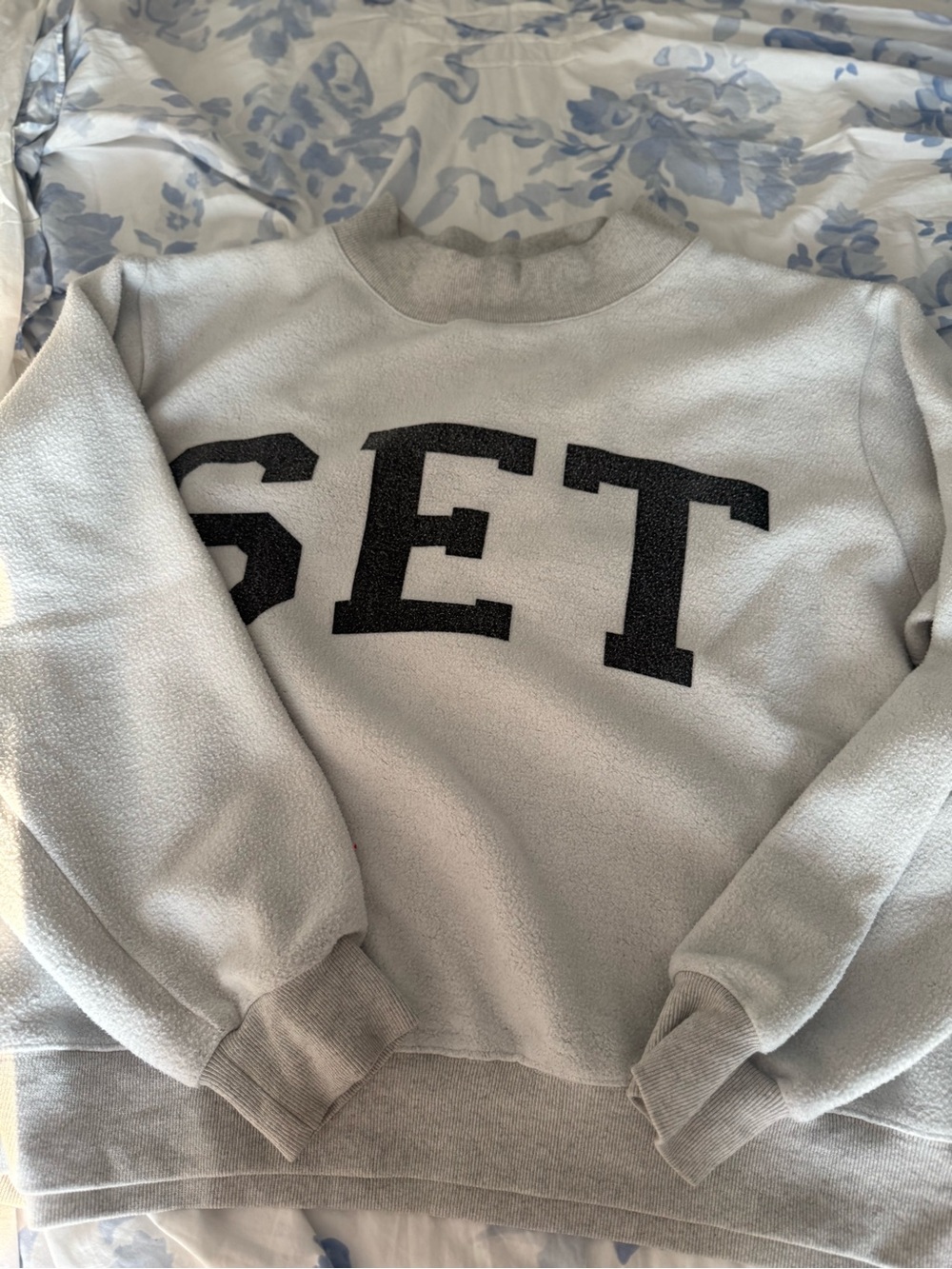 Soft Grey Crewneck Sweatshirt with Black 'SET' Lettering